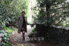 세 남녀의 사랑에 녹여낸 5·18...영화 그녀의 비밀 정원 22일 개봉