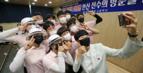 [도쿄올림픽]저를 가르쳐 주신 한 분 한 분 모두 감사...올림픽 3관왕 안산, 초·중·고 모교 방문
