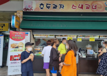 집콕 당부에도 공항·터미널·휴게소 북적