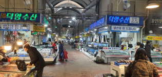 곧 설 대목인데… 거리두기 연장에 속타는 자영업자와 시장 상인들