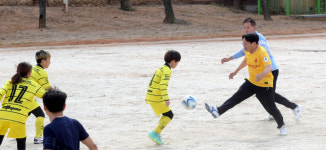 강기정 광주시장, 하남중앙초교 여자축구부 찾아 정책소풍