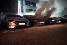 광양 아파트 주차장서 승용차에 화재…인명피해 없어