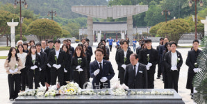 임택 동구청장, 5·18 묘지 참배
