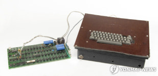 스티브잡스가 차고서 만든 애플 첫 개인용 PC 3억원에 낙찰