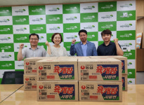 [포토뉴스]김왕석 강진군 주무관, 추석 맞아 라면 35상자 전달