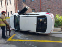 기름 넣으려다가… 주유소 담벼락과 충돌