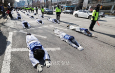 오체투지 행진하는 전국장애인부모연대 광주지부