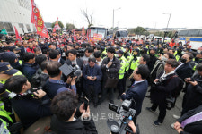 몸싸움에 욕설까지…난장판 된 도민과의 대화