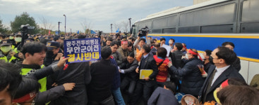 몸싸움에 욕설까지…난장판 된 도민과의 대화