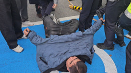 몸싸움에 욕설까지…난장판 된 도민과의 대화