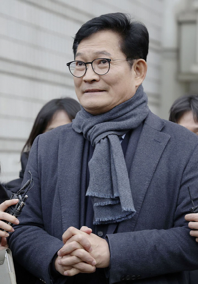 더불어민주당 전당대회 도중 돈봉투 살포와 불법정치자금 수수 혐의로 징역 1년 2개월 선고, 박용수씨 법정구속.