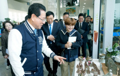 [사진 뉴스]장애인 작가들 열정…우리의 봄 도자 전시회