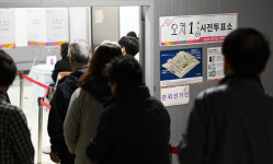 투표소 문 열기 전부터 대기…광주·전남 사전투표 행렬