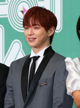 가수 강다니엘, 소속사 대주주 고소…