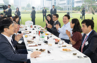 앞치마 두른 윤석열 대통령, 출입기자들과 용산 마당서 김치찌개 만찬