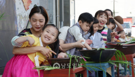 단오에는 창포물로 머리 감아요