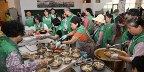 동구새마을회, 돌봄어르신 닭죽 나눔