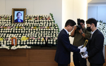 정진석 대통령 비서실장, '영원한 재야' 장기표 빈소 조문 尹대통령 애도 전해