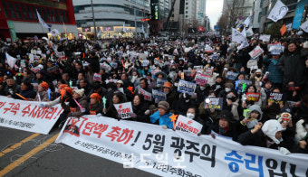 윤석열 대통령 탄핵 가결에 환호하는 광주 시민들