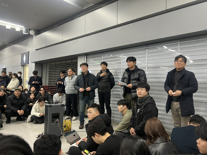 이태원 참사 유족들, 무안공항에서 제주항공 참사 희생자 유족들과 분향소 찾아 추모