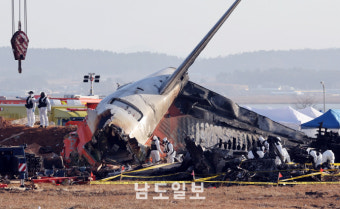 제주항공 여객기 참사 현장 조사하는 경찰 과학수사대
