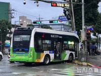 광산구 영광통서 승용차-시내버스 충돌…2명 부상