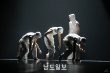 춤으로 풀어낸 혼돈과 갈등