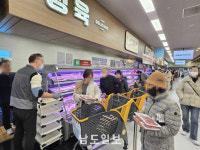 장바구니 들고 전단지 쥐고 오픈런…이마트 광주점 고래잇에 득템 전쟁
