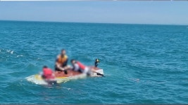 20대 3명 탄 레저보트 전복..구명조끼 덕에 구조