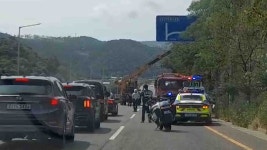 SUV차량, 정차 중인 청소차 추돌‥ 무룡로 정체