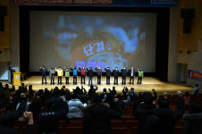 열사와 함께 투쟁 전선으로
