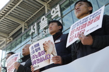 어렵고 힘들어도, 민주노총이 그대와 함께, 끝까지 싸우겠습니다 설맞이 인사 건네