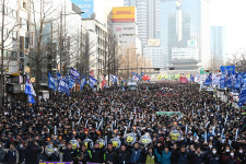 민주노총, 시민과 함께 걸으며 임금 빼고 다올리는 정권에 앞장서 싸우겠다 손내밀어