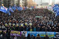민주노총, 시민과 함께 걸으며 임금 빼고 다올리는 정권에 앞장서 싸우겠다 손내밀어