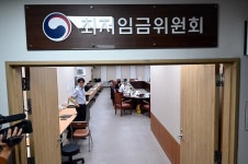 내년도 최저임금 9차 수정안···노동계 시급 10020원, 경영계 시급 9830원
