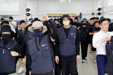 벤츠 한성자동차 노동자, 최초의 파업투쟁 벌여