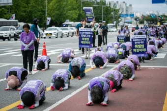 300일 맞은 이태원 참사 삼보일배, 국회 향해… 특별법 제정 촉구