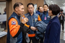 죽어야만 주목받는 소방관들...이제 정부와 국회가 책임져라