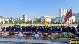 창원시 위탁환경 노동자들, 더러운 건 쓰레기가 아니라 위탁운영!
