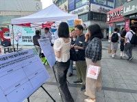수원역 로데오문화광장 채운 목소리, 최저임금 올리고 넓히고 고치자
