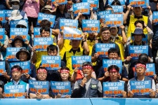 빠르게 개정하고 즉시 시행하라 민주노총, 노조법 2.3조 개정 즉각 통과 촉구 농성 돌입