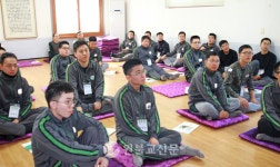 그대들에게 연꽃이 되라고 권하노라
