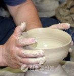 [사람꽃 피다] 도자기를  빚는 일은 수행과 둘이  아니다