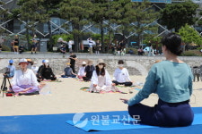 해수욕장에서 파도소리로 스트레스 날리는 해소명상