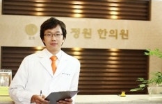  가만히 있어도 피부 축축해지는 다한증 더워지기 전 치료해야 