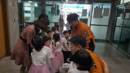 인천 서구 마전 어린이집 어린이들, 지역 소방서 위로 방문...송편과 떡 전달