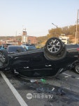 [사건.사고]  충남 천안시 백석사거리 6중추돌후 승용차량 전복사고 3명 부상