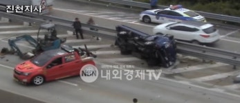 [사건.사고] 중부고속도로 청주 오창 졸음쉼터 화물차 전도, 적재된 중장비 낙하
