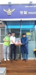 이승표대표와 원주 청소반장 최호순대표, 홍천경찰서 내면지구대에 심장제세동기 기증
