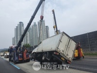 경부고속도로 신탄진ic.....3중추돌,2명 다쳐